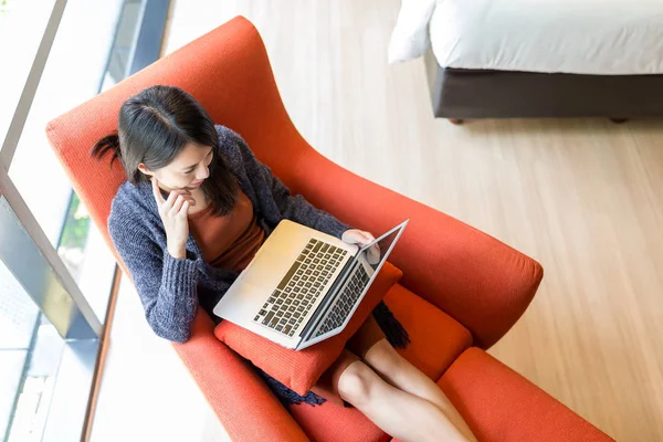 Vrouw werkt op laptop computer — Stockfoto