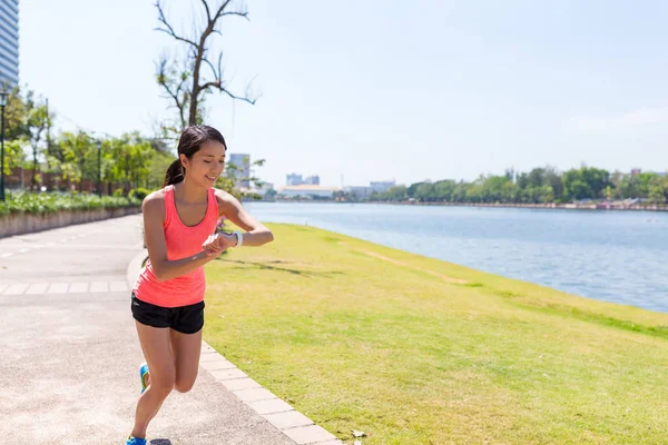 Sport donna pratica corsa nel parco — Foto Stock