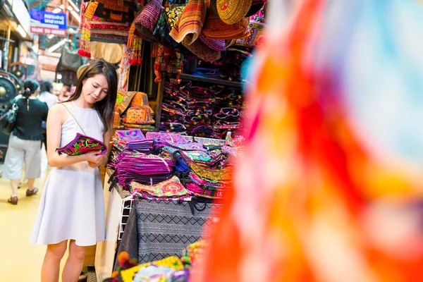 Asiatin beim Einkaufen auf dem Wochenmarkt — Stockfoto