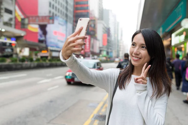 携帯電話で selfie を取って女性 — ストック写真