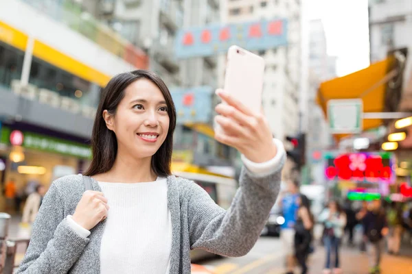 Frau macht Selfie mit Handy — Stockfoto