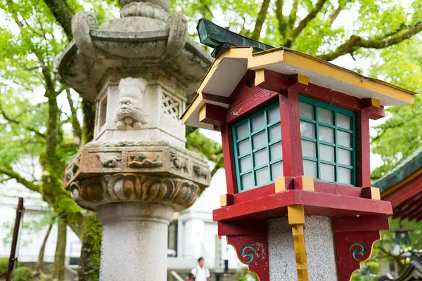 Japonské kamenné a dřevěné lucerny v chrámu — Stock fotografie