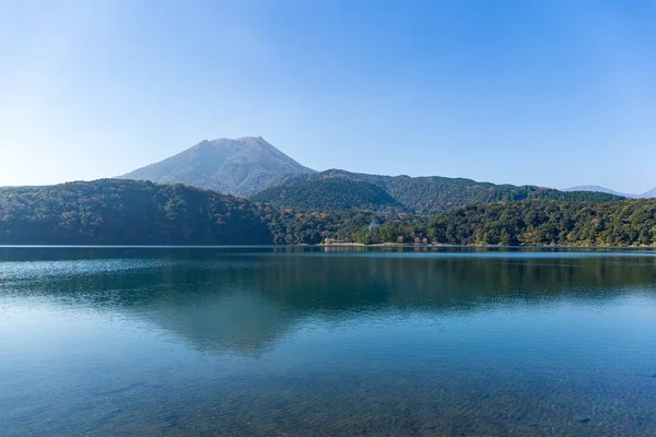 Monte Kirishima e lago — Fotografia de Stock