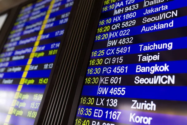 Luchthaven vluchtnummers op display — Stockfoto