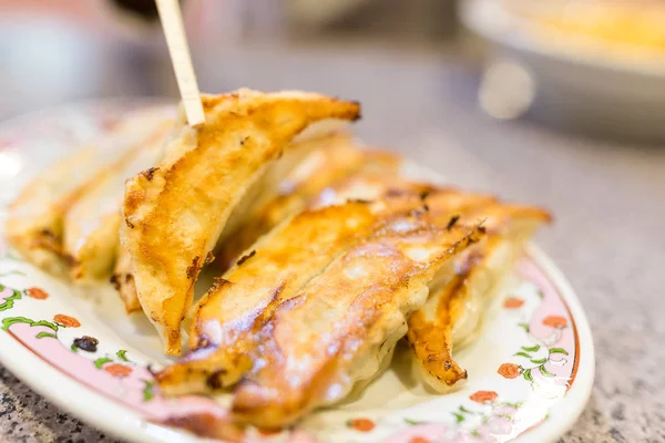 Knedle z mięsem w chińskiej restauracji — Zdjęcie stockowe