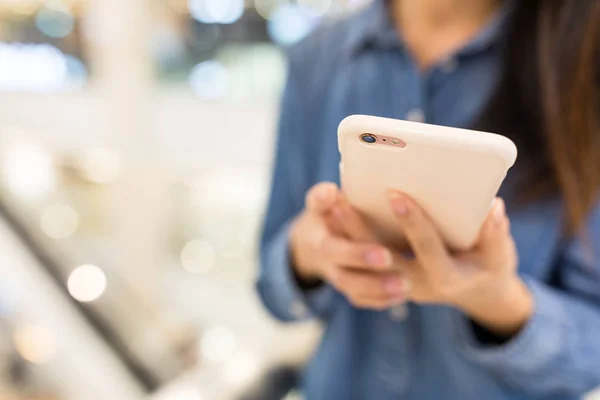 Mujer usando teléfono celular — Foto de Stock