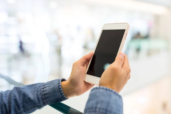 Frau hält Handy in den Händen — Stockfoto