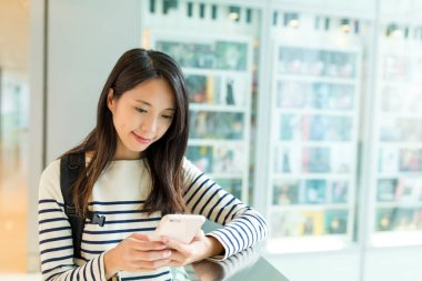 cep telefonu kullanan kadın