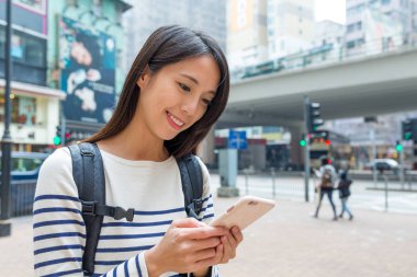 cep telefonu kullanan kadın