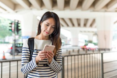 Cep telefonunuzun çalışan kadın