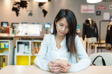 Cep telefonu için online kullanan kadın