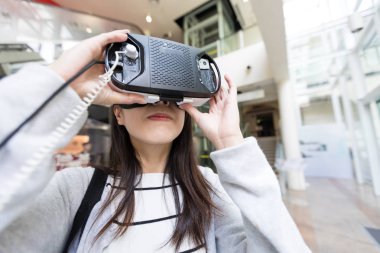 VR aygıtla izlerken kadın