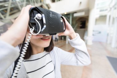 VR aygıtla arayan kadın