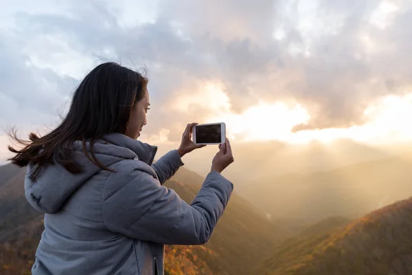 Жінка фотографують на мобільний телефон, на горі Hangetsuyama — стокове фото
