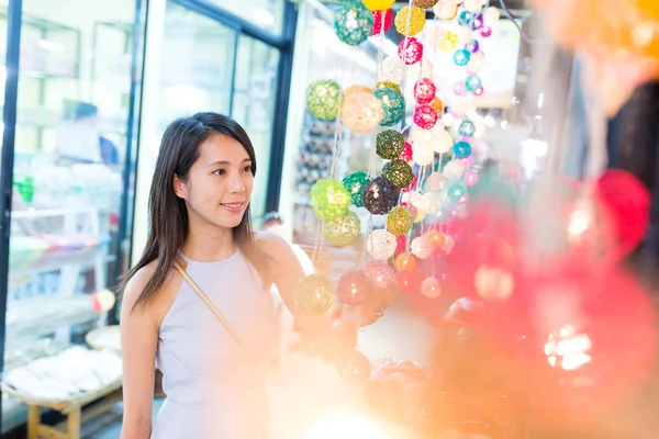 Молодая женщина делает покупки в магазине ламп — стоковое фото
