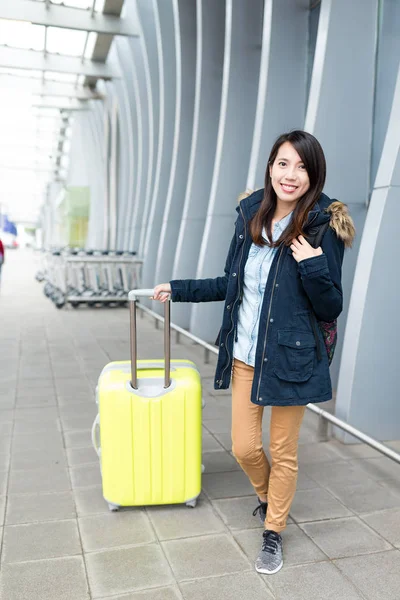 Mujer ir de viaje en el aeropuerto — Foto de Stock