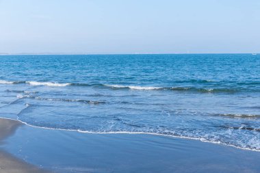 Sandy plaj sahil dalgalar ile
