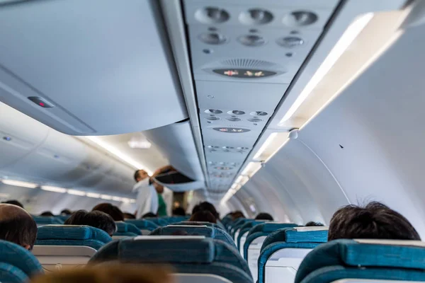 Cabina de avión comercial con filas de asientos —  Fotos de Stock