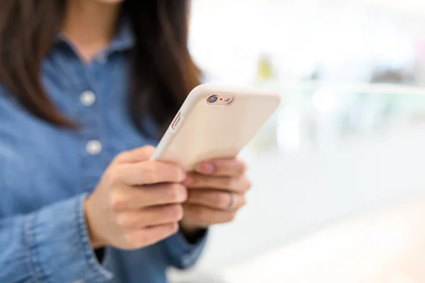 Vrouw handen aanraken van cellphone — Stockfoto