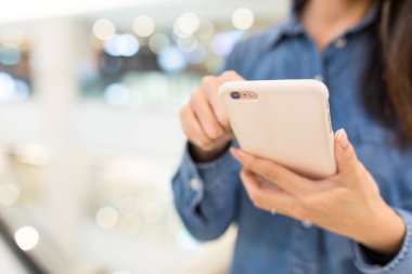 Cep telefonu kullanan kadın