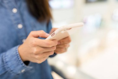 Cep telefonunuzun çalışan kadın