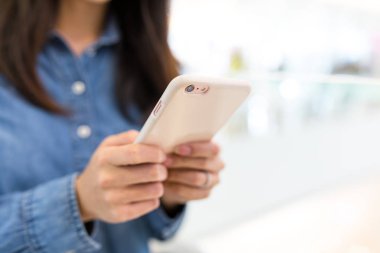 Cep telefonunuzun çalışan kadın
