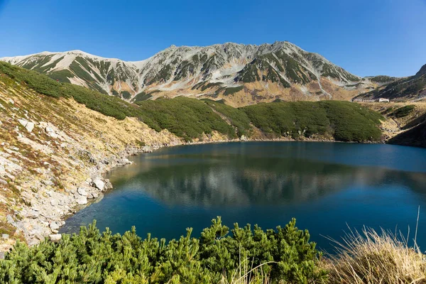 Montagem Tateyama e lagoa de água — Fotografia de Stock