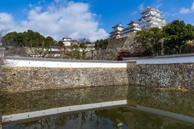 Geleneksel Himeji Kalesi ve nehir