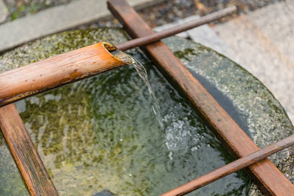 Fonte de bambu no templo japonês — Fotografia de Stock