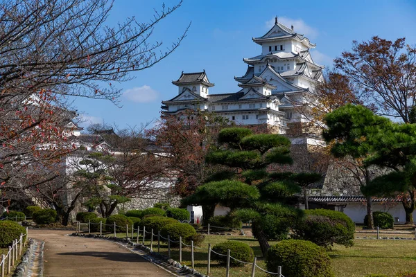 Japanese Himeji castle and park — Stock Photo, Image