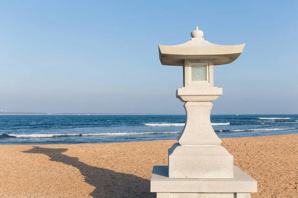 Lanterne en pierre et plage de sable — Photo