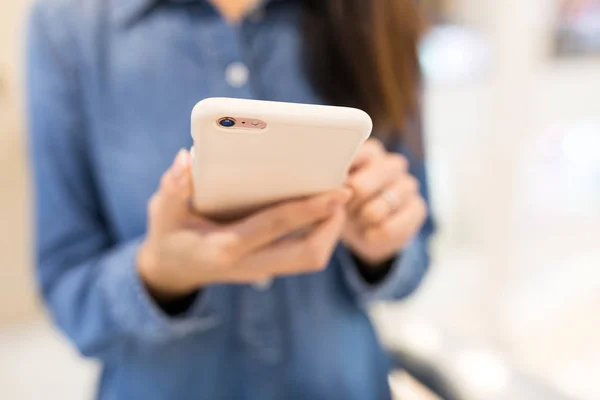 Femme utilisant un téléphone portable — Photo