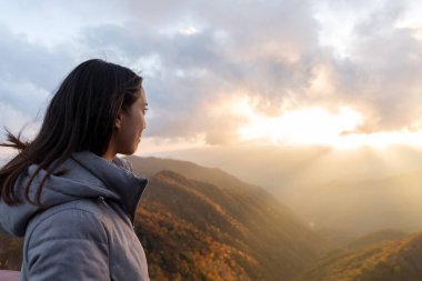 Dağlar günbatımı sırasında hiking kadın