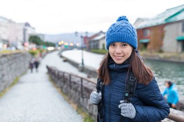 Otaru canel seyahat eden kadın