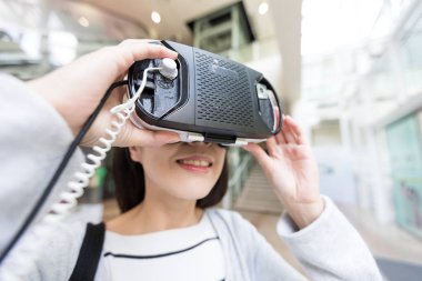 VR aygıtla arayan kadın