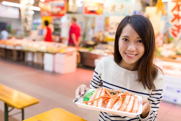 Woman holding tray of crabs — Stock Photo, Image