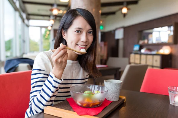 Femeia se bucură de desert japonez în cafenea — Fotografie, imagine de stoc