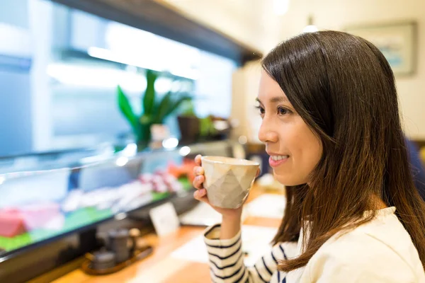 Mujer tomando té en restaurante japonés — Foto de Stock