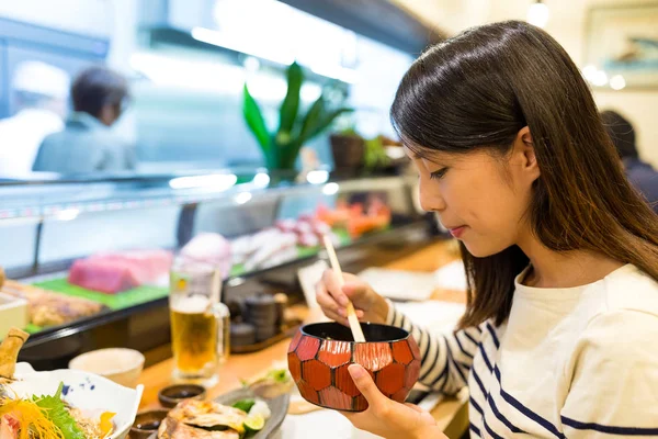 Frau beim Abendessen im japanischen Restaurant — Stockfoto
