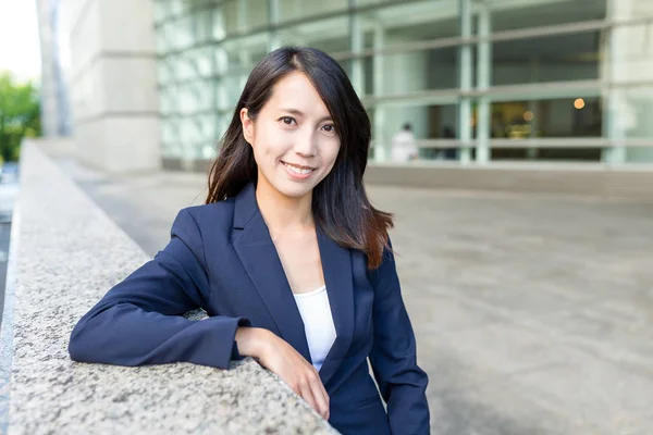 Asiatique femme d'affaires à l'extérieur — Photo