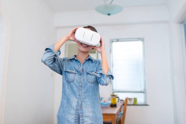 Kadın giyiyor Vr aygıt