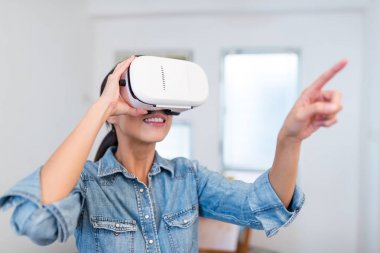 VR aygıtla izlerken kadın 