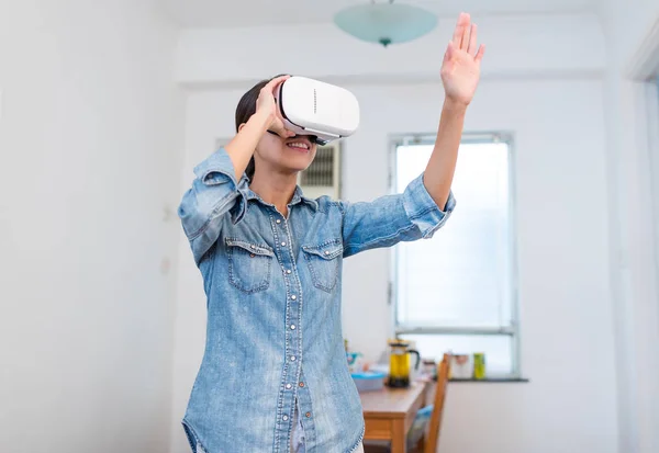 VR aygıt vasıl ev arayan kadın — Stok fotoğraf