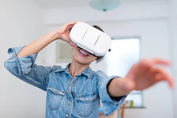 Wanita yang melihat dengan perangkat virtual reality — Stok Foto