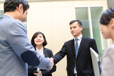 Bir anlaşma yapmadan Asya iş adamları