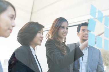 İş lideri hedef etikette gösterilen