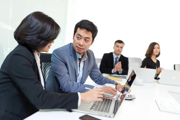 Reunión de empresarios en la sala de oficina — Foto de Stock