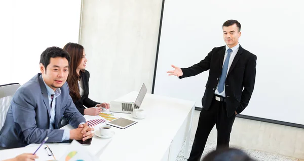 Empresário presente inisde sala de reuniões — Fotografia de Stock