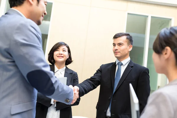 Business people make a deal — Stock Photo, Image
