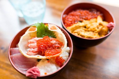 Pirinç kase ile Japon deniz ürünleri